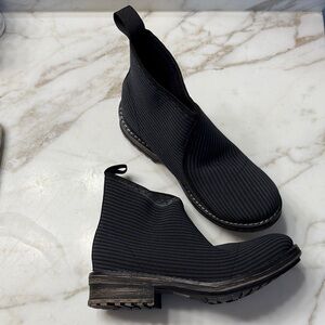 NWOB. CHARLESTON SHOE CO. Black Ankle Boots
